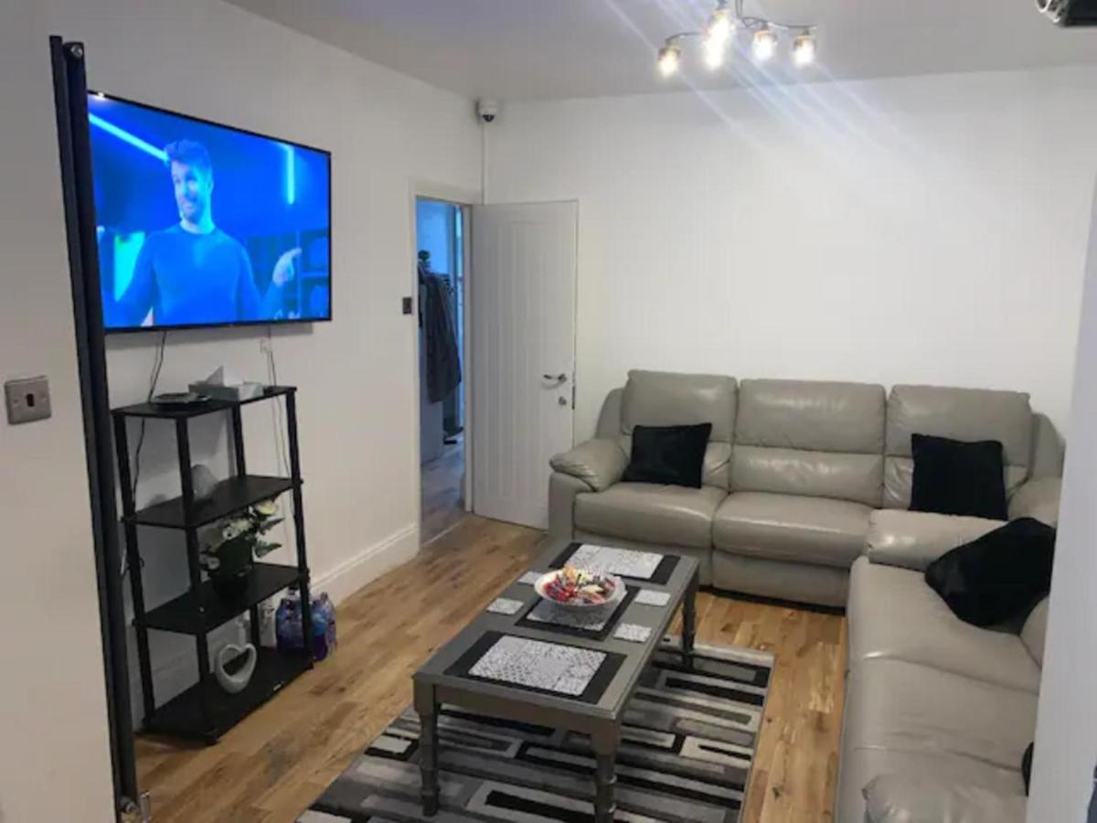 Modern 5 Bedroom Family House - 18 Mins To Station Лондон Екстериор снимка